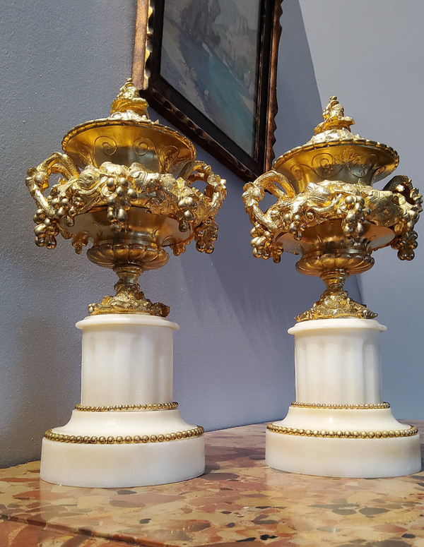 Paire de Vases Cassolettes en bronzes Ciselés dorés aux Pampres Vignes XIXéme