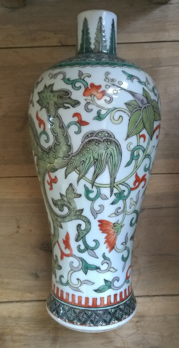 Vase rare en porcelaine de Chine famille verte à décor de phénix et de fleurs de style archaïque, probablement XIXe siècle