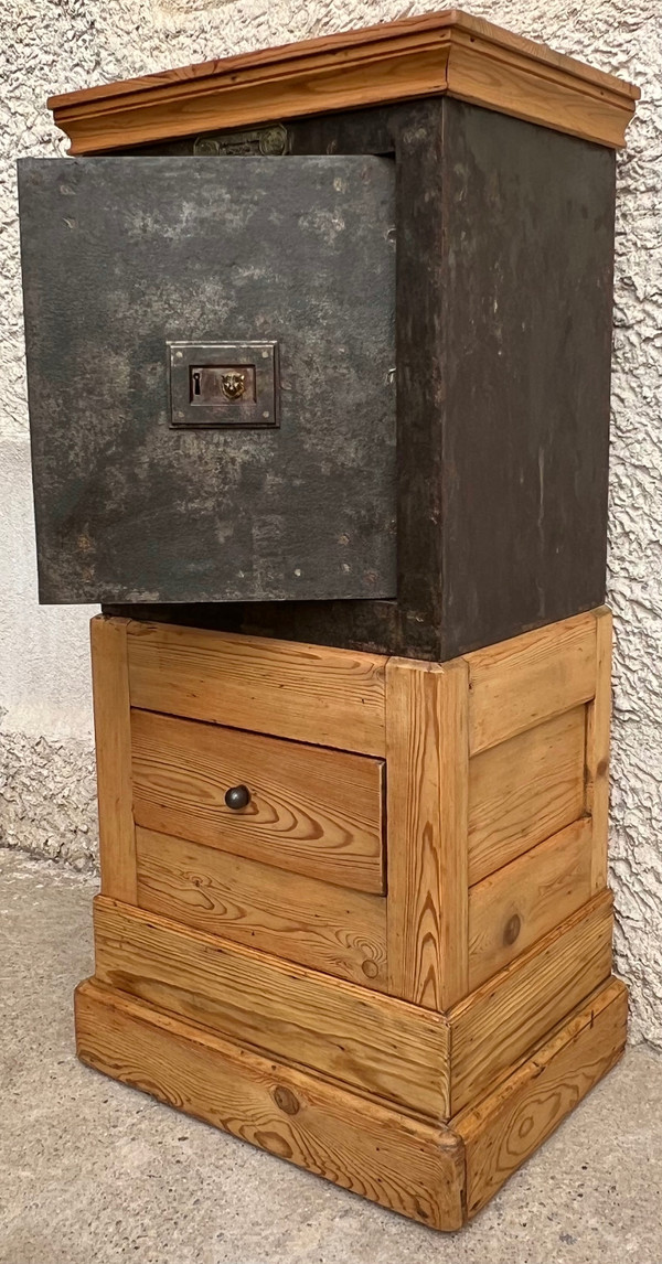 Metal and wood safe by Fournier Ainé, France 1900