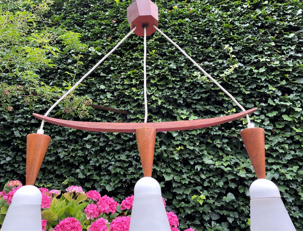 Lampadario scandinavo in teak e opalino