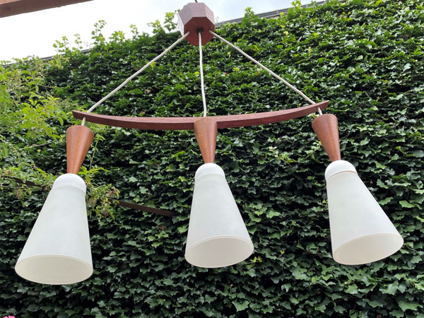 Lampadario scandinavo in teak e opalino