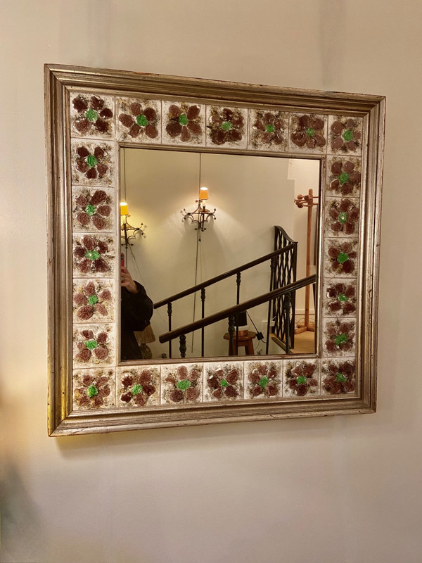 Großer quadratischer Keramikspiegel mit Blumendekor.