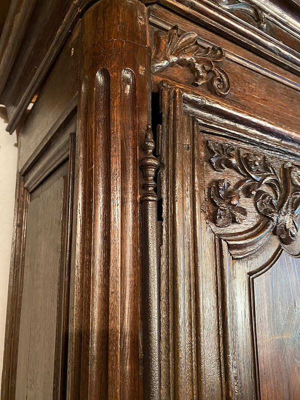 Carved oak cabinet decorated with foliage and flowers, late 18th century