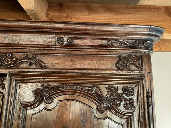 Carved oak cabinet decorated with foliage and flowers, late 18th century