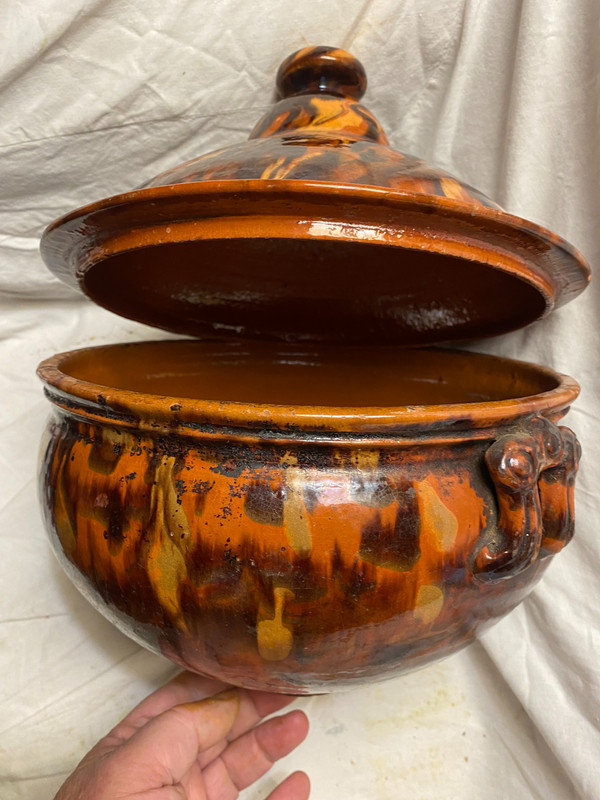 bellissima zuppiera della fine del XVIII secolo in terracotta marmorizzata smaltata in stile Luigi XV, ocra e marrone, provenzale