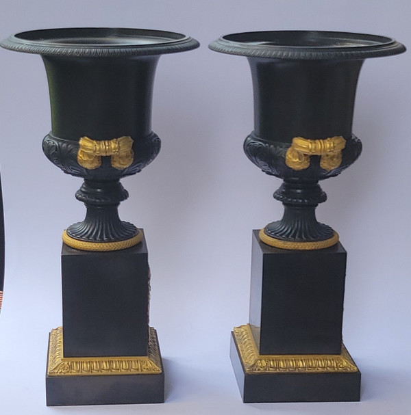 Paire de vases medicis en bronze patiné et doré vers 1825