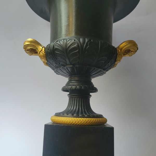 Paire de vases medicis en bronze patiné et doré vers 1825