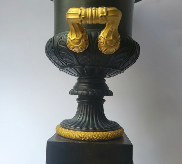 Paire de vases medicis en bronze patiné et doré vers 1825