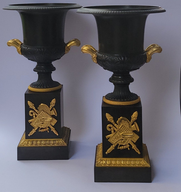 Paire de vases medicis en bronze patiné et doré vers 1825