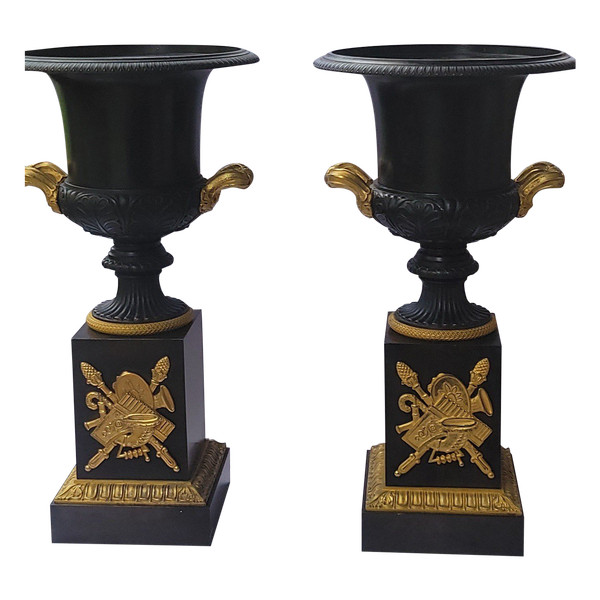 Paire de vases medicis en bronze patiné et doré vers 1825