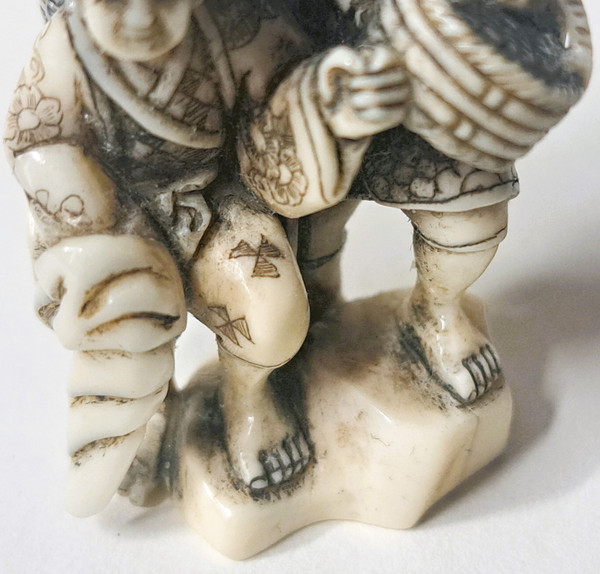 Netsuke, zwei japanische Schriftzeichen der Meiji-Zeit, signiert