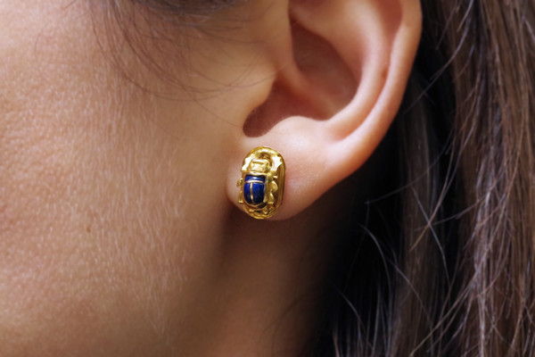 Egyptian scarab ear stud in 18k gold, lapis lazuli earrings, egyptian jewelry, vintage jewelry