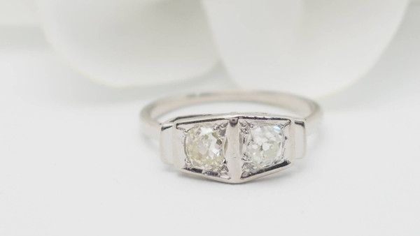 Art Deco ring in white gold and platinum, diamonds