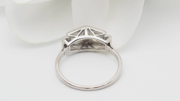 Art Deco ring in white gold and platinum, diamonds