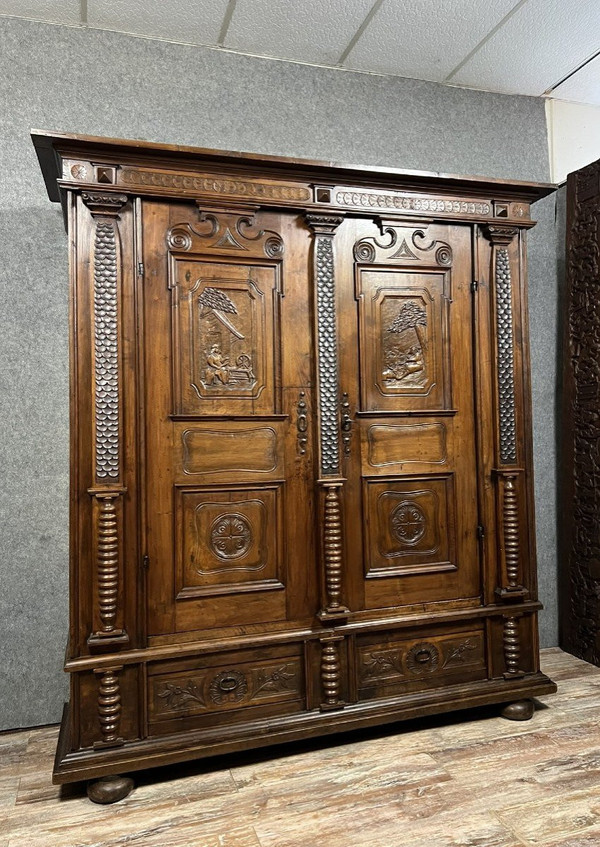 Travail RHENAN du XVII siècle pour : Armoire en bois mouluré et richement sculpté à décor de colonne