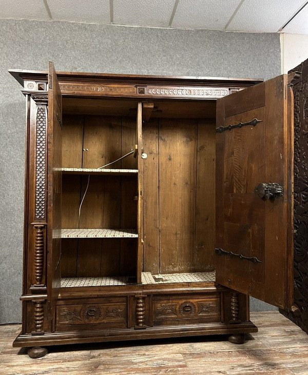 Travail RHENAN du XVII siècle pour : Armoire en bois mouluré et richement sculpté à décor de colonne