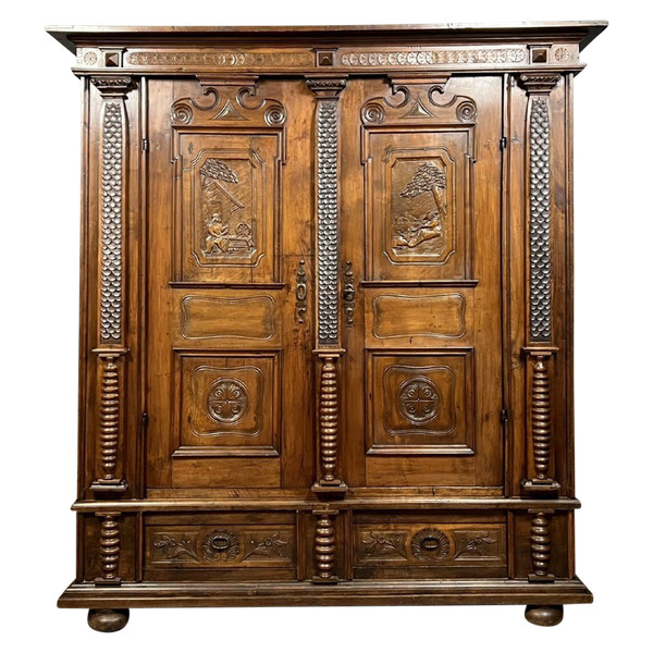 Travail RHENAN du XVII siècle pour : Armoire en bois mouluré et richement sculpté à décor de colonne