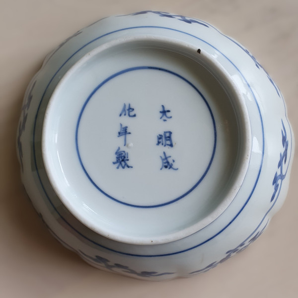 Paar Porzellanschalen im Kakiemon-Stil mit Blütenranken verziert