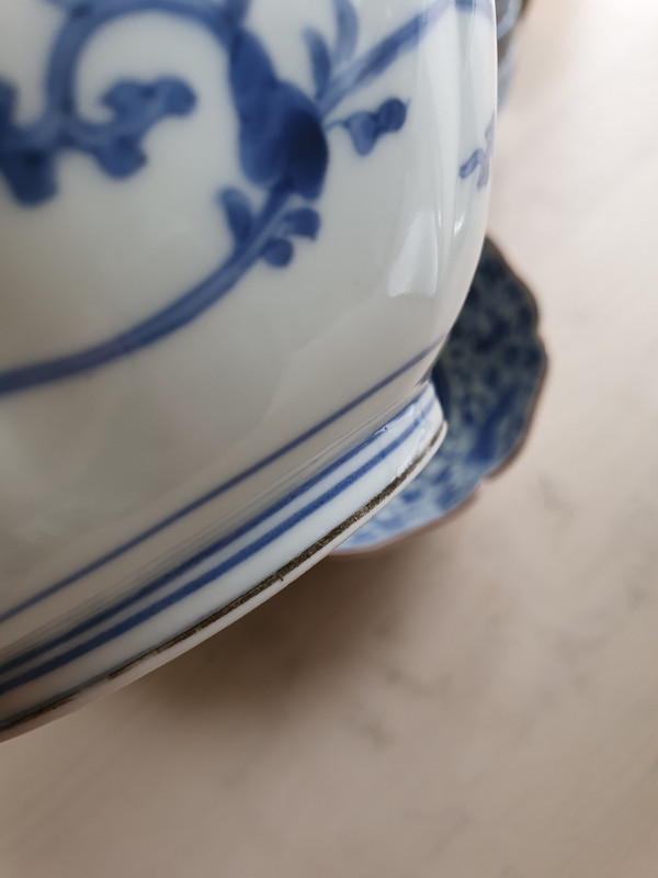 Paar Porzellanschalen im Kakiemon-Stil mit Blütenranken verziert