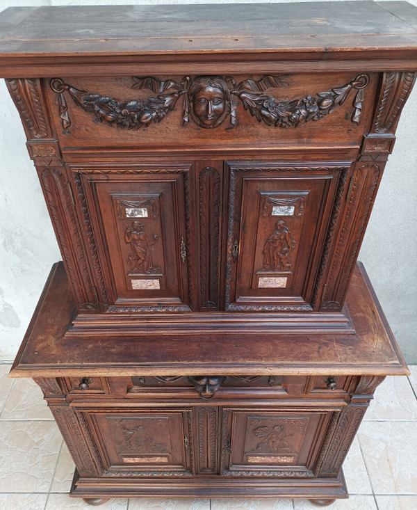 Small Renaissance buffet in stamped walnut