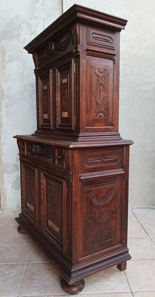 Small Renaissance buffet in stamped walnut