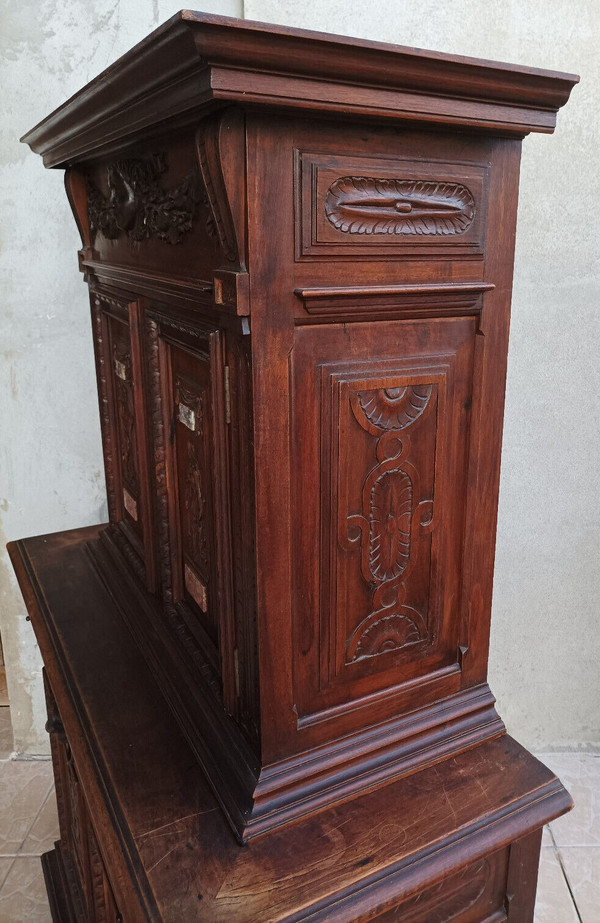 Small Renaissance buffet in stamped walnut