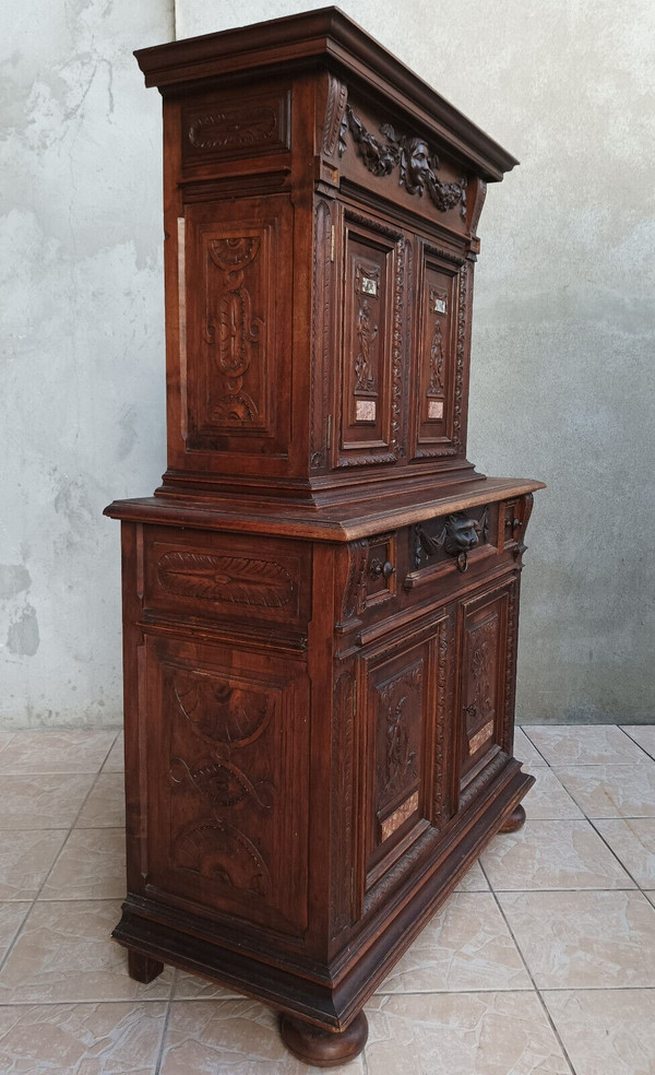 Small Renaissance buffet in stamped walnut