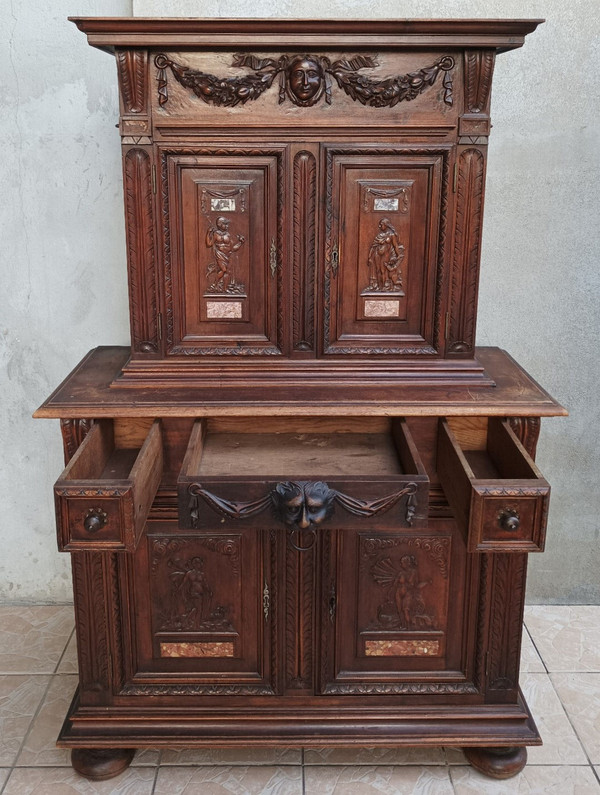 Small Renaissance buffet in stamped walnut