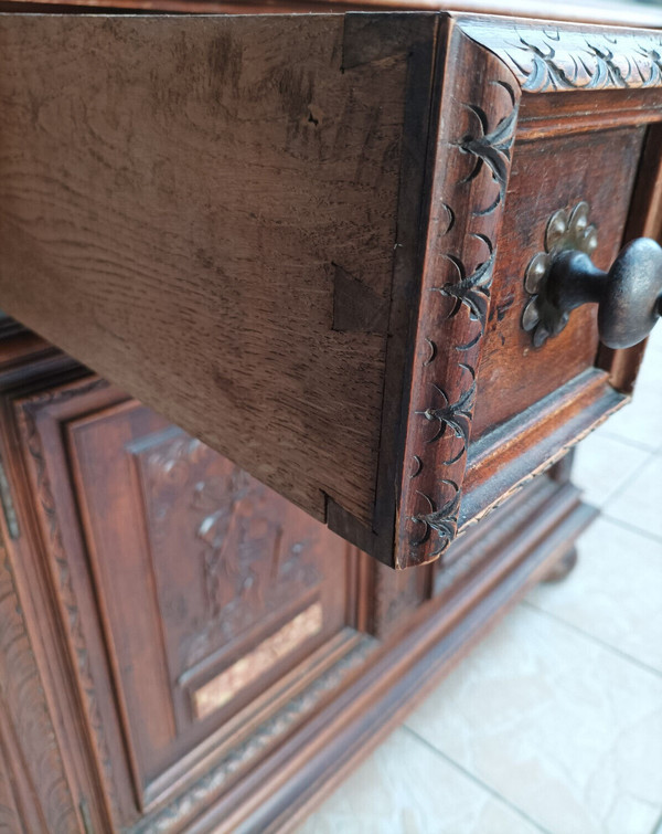 Small Renaissance buffet in stamped walnut