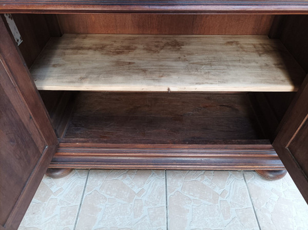 Small Renaissance buffet in stamped walnut