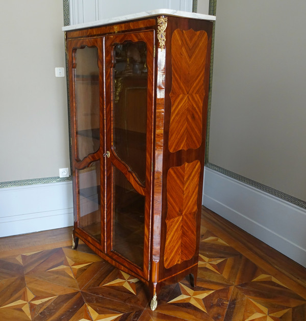 Vitrine bibliothèque d'époque Louis XV en marqueterie