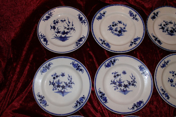 12 assiettes en porcelaine tendre de Tournai époque 18ème décor à la mouche et aux 3 clochettes