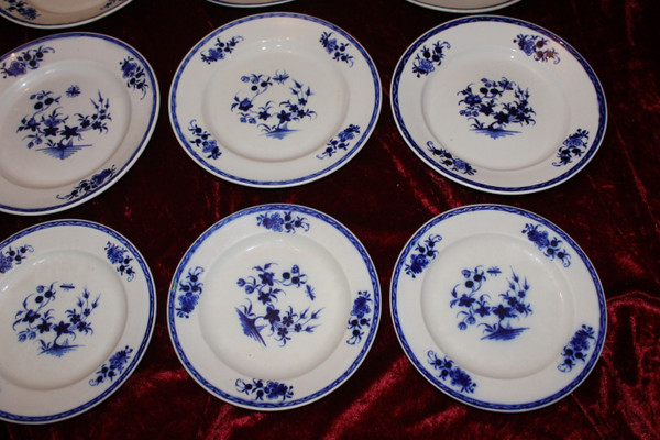 12 assiettes en porcelaine tendre de Tournai époque 18ème décor à la mouche et aux 3 clochettes