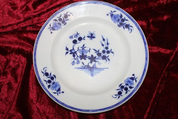 12 assiettes en porcelaine tendre de Tournai époque 18ème décor à la mouche et aux 3 clochettes