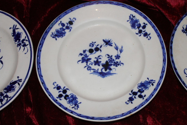 12 assiettes en porcelaine tendre de Tournai époque 18ème décor à la mouche et aux 3 clochettes