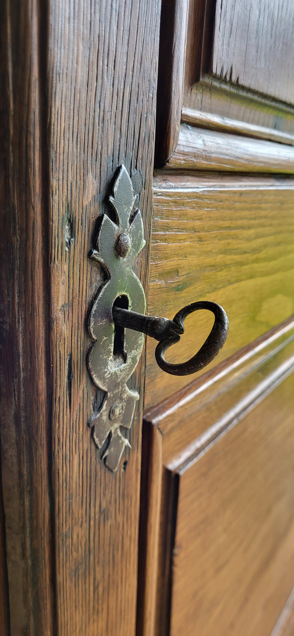 Armoire / Bonnetière Louis XIII en chêne / XVIIIème