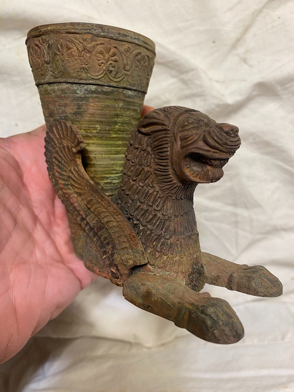 Beautiful bronze cornet vase, chiseled and patinated by time on the back of a Persian cheetah, 19th century