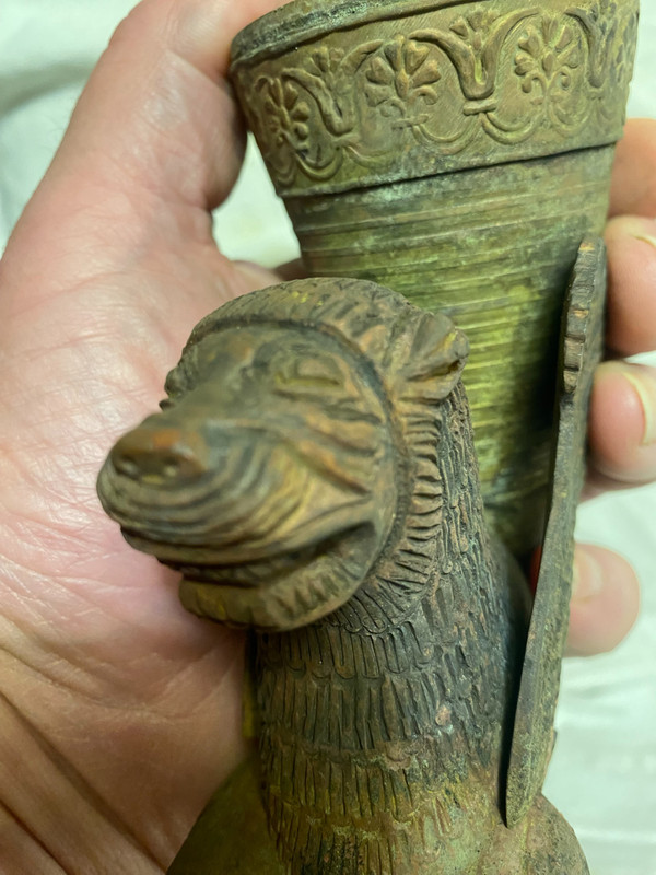 Beautiful bronze cornet vase, chiseled and patinated by time on the back of a Persian cheetah, 19th century