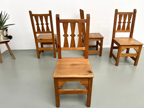 Série de 4 chaises en pin, années 70