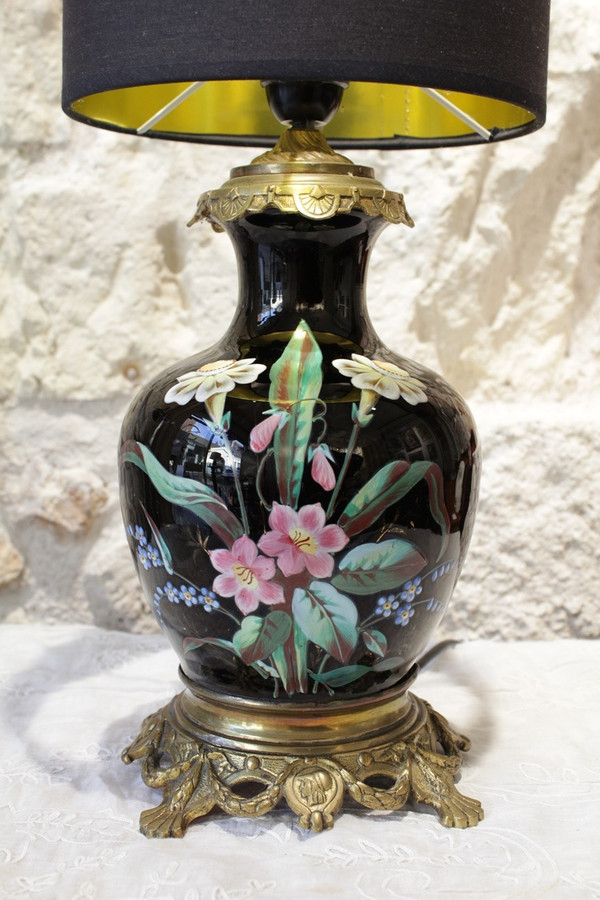 Lampada da tavolo, vaso con fondo nero e fiori policromi fine XIX secolo