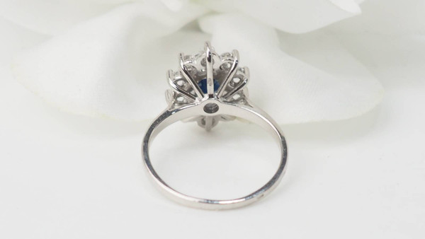 Surrounding ring in white gold, sapphire and diamonds