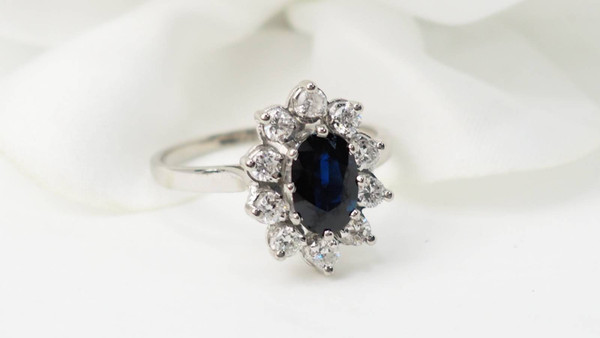 Surrounding ring in white gold, sapphire and diamonds