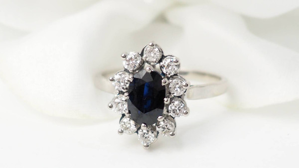 Surrounding ring in white gold, sapphire and diamonds