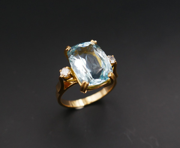 Bague Ornée d'Une Aigue Marine Et Diamants.