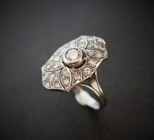 Anello con diamante, Art Déco, oro bianco 18 carati.