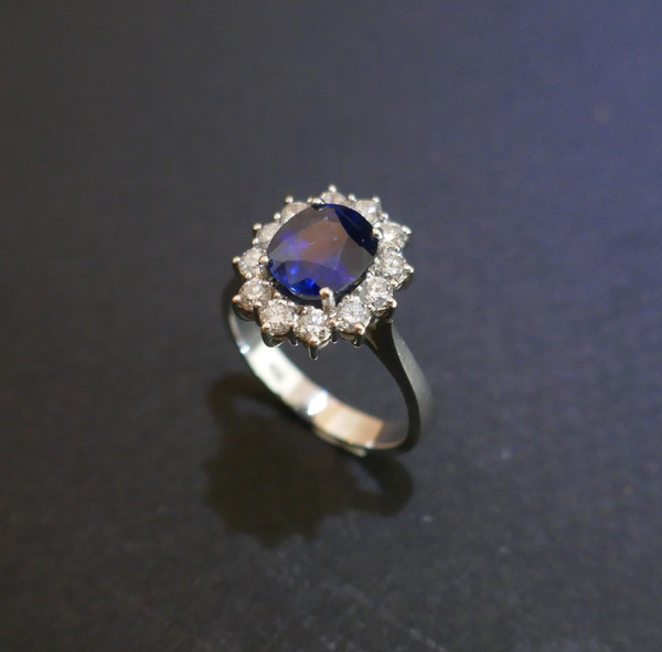 Anello con zaffiro Marguerite circondato da diamanti.