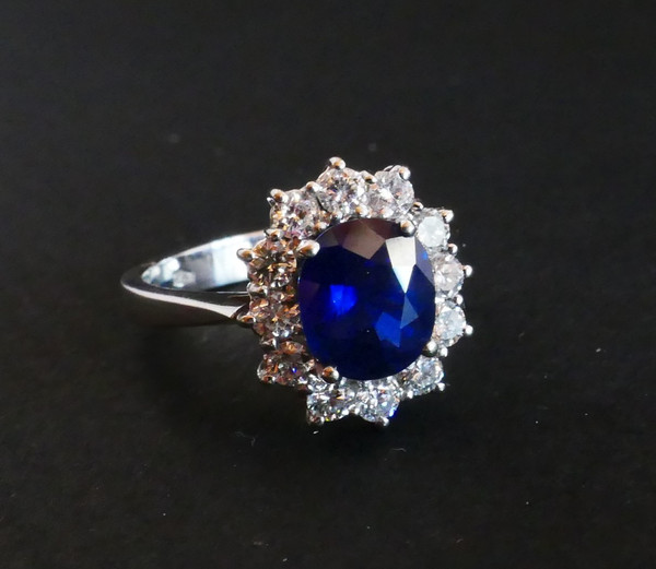 Anello con zaffiro Marguerite circondato da diamanti.