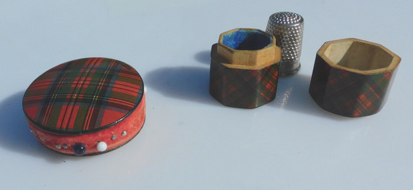 Pique à aiguilles épingle aiguilles Et Porte Dé à Coudre Tartan ware XIXe nécessaire couture