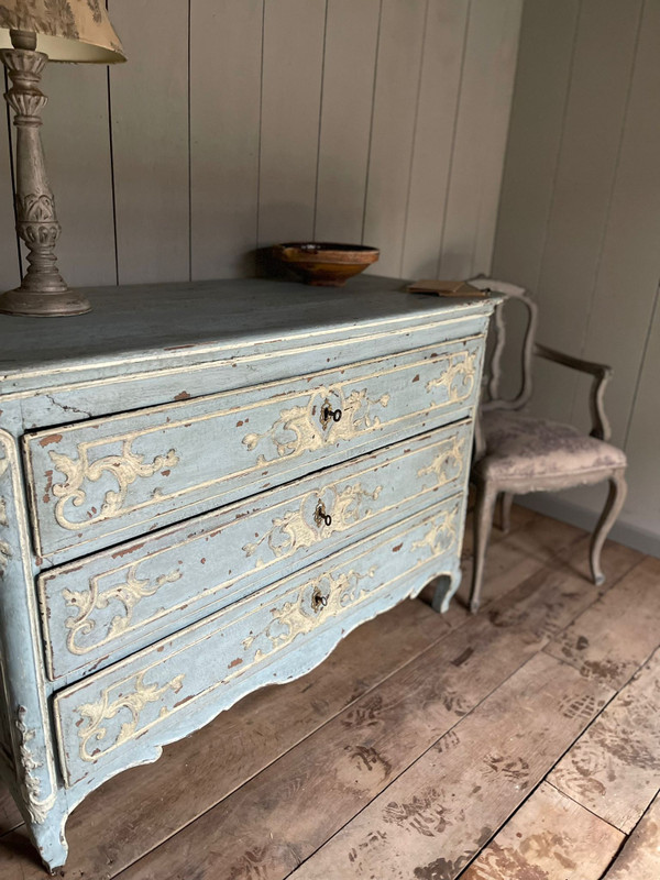 Louis XV chest of drawers from Liège, 18th century, beautiful patina, attractive carving