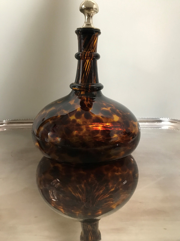 Elegante caraffa per vino in vetro di Murano tartarugato per Dior Home